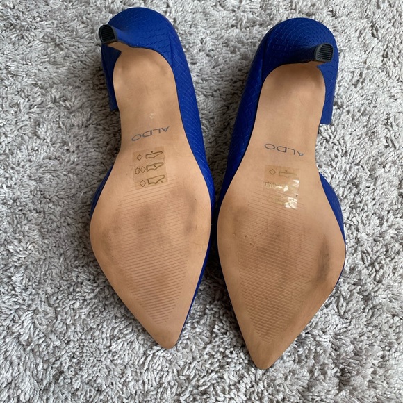 Also shoes and matching clutch. - Picture 3 of 6